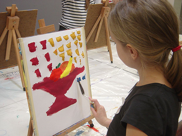 Im Museumsatelier können die Kinder ihre Ideen in diversen Techniken umsetzen mit  Pastellkreide, Gouache, Collage oder Ton.