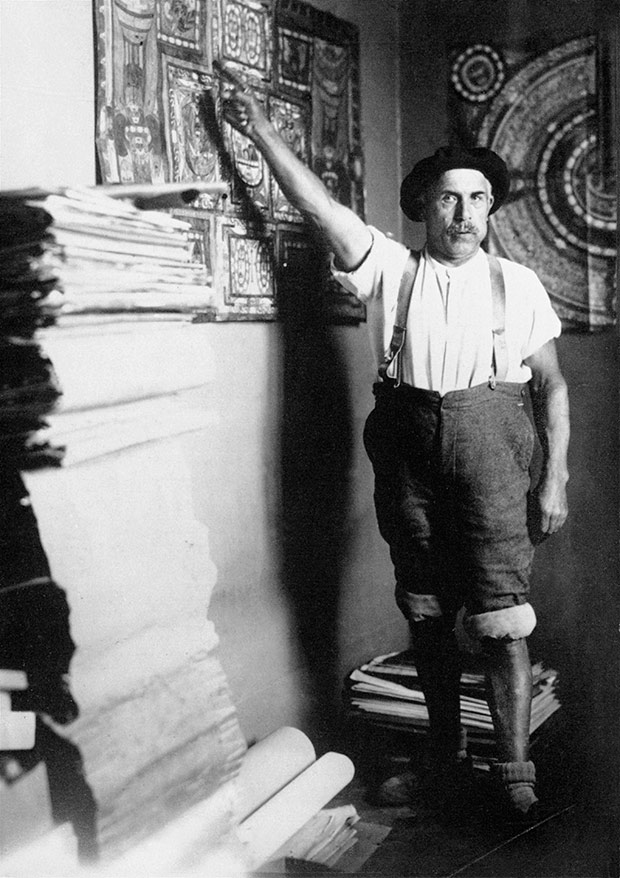 Adolf Wölfli neben seinem Bücherstapel, um 1921.