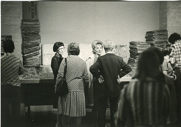 Vernissage der ersten grossen Wölfli Überblicksausstellung im Kunstmuseum Bern 1979. Im Hintergrund die Bücherstapel.