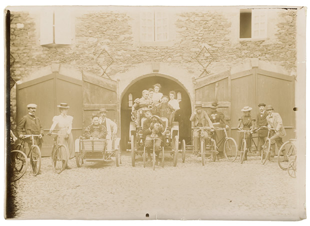Unbekannter Photograph Familienmitglieder mit ihren Fahrrädern vor dem Château du Bosc, um 1890 Originalabzug, 12,5 x 17,7 cm Privatsammlung