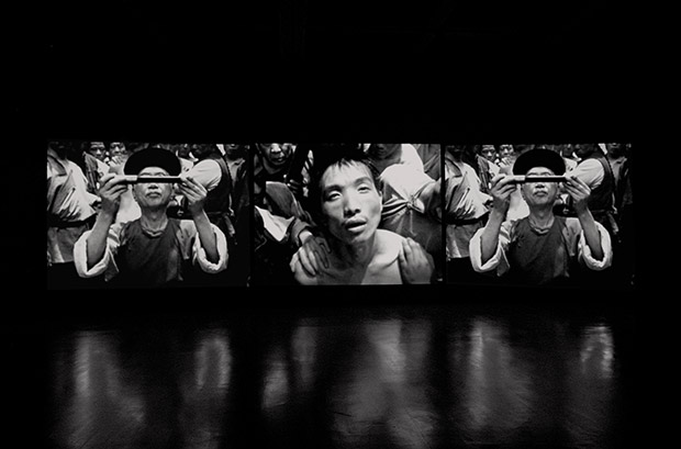 Chen Chieh-Jen, Lingchi – Echoes of a Historical Photograph, 2002, 3-Kanal-Videoinstallation, Schwarz-Wei., 21:04 Min. / 3-channel video installation, black-andwhite, 21:04 min. M+ Sigg Collection, Hong Kong. By donation
