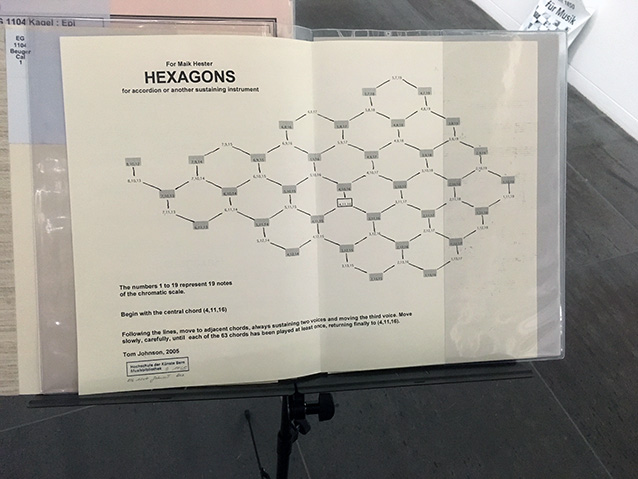 Die Partitur zu Tom Johnsons «Hexagon» mit Spielanleitung, Foto: Valerian Maly.